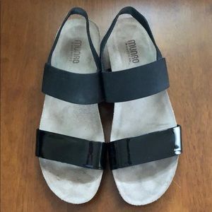 Munro size 9..5 women’s sandal.